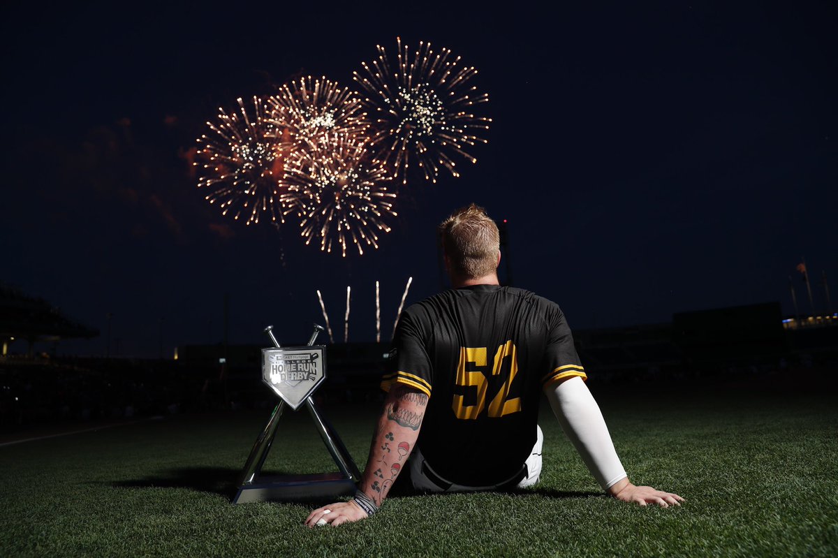 Your 2019 @RocketMortgage College Home Run Derby champ and his new friend. 🏆

Congrats, <a href="/HokageDoersch/">Griffin Doersching</a>! 

#CollegeHRDerby