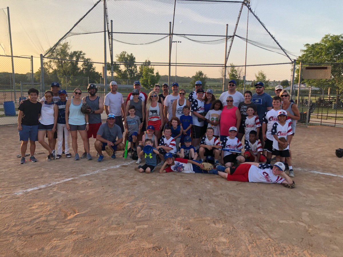 CurtAndringa's tweet photo. The second annual parent vs son SC Gold (9U) event is in the books.  Love this team and everyone around it that makes @PapioSelect  baseball what it is.  #keepbaseballfun https://t.co/OuusOs3ce9