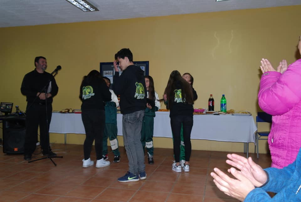 ChristEscolar's tweet photo. El día de ayer realizamos la ceremonia de #investiduras en nuestra academia de periodismo escolar, los 17 nuevos integrantes recibieron su poleron por parte de sus compañeros donde padres y apoderados estuvieron presentes. 
#periodismoescolar #minireporteros #instagood https://t.co/NR7Y3K3DoK