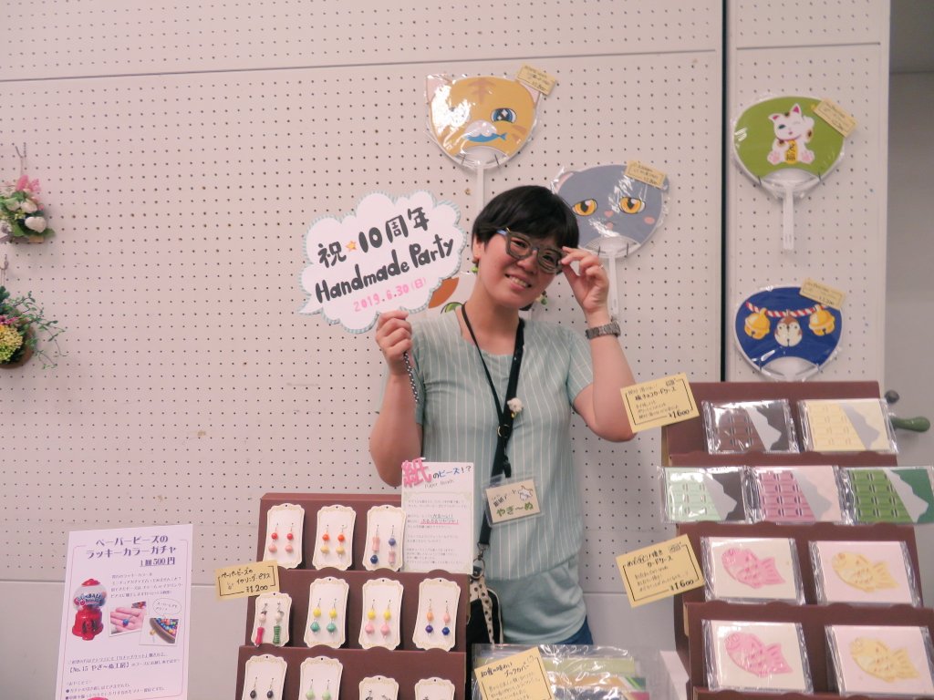 yaggine_koubou's tweet photo. 遅ればせながら、
#HandmadeParty スタートしてます!
会場内の熱気がすごいぞ…🔥🔥🔥
#紙モノ雑貨
#メガネonメガネ https://t.co/hc42lfqBUn
