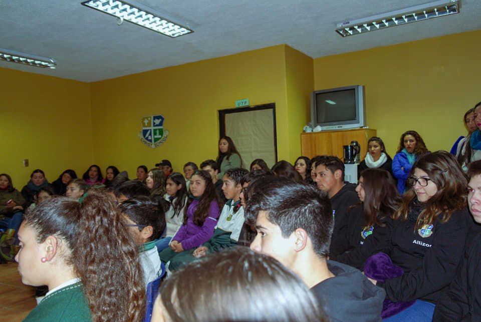 ChristEscolar's tweet photo. El día de ayer realizamos la ceremonia de #investiduras en nuestra academia de periodismo escolar, los 17 nuevos integrantes recibieron su poleron por parte de sus compañeros donde padres y apoderados estuvieron presentes. 
#periodismoescolar #minireporteros #instagood https://t.co/NR7Y3K3DoK