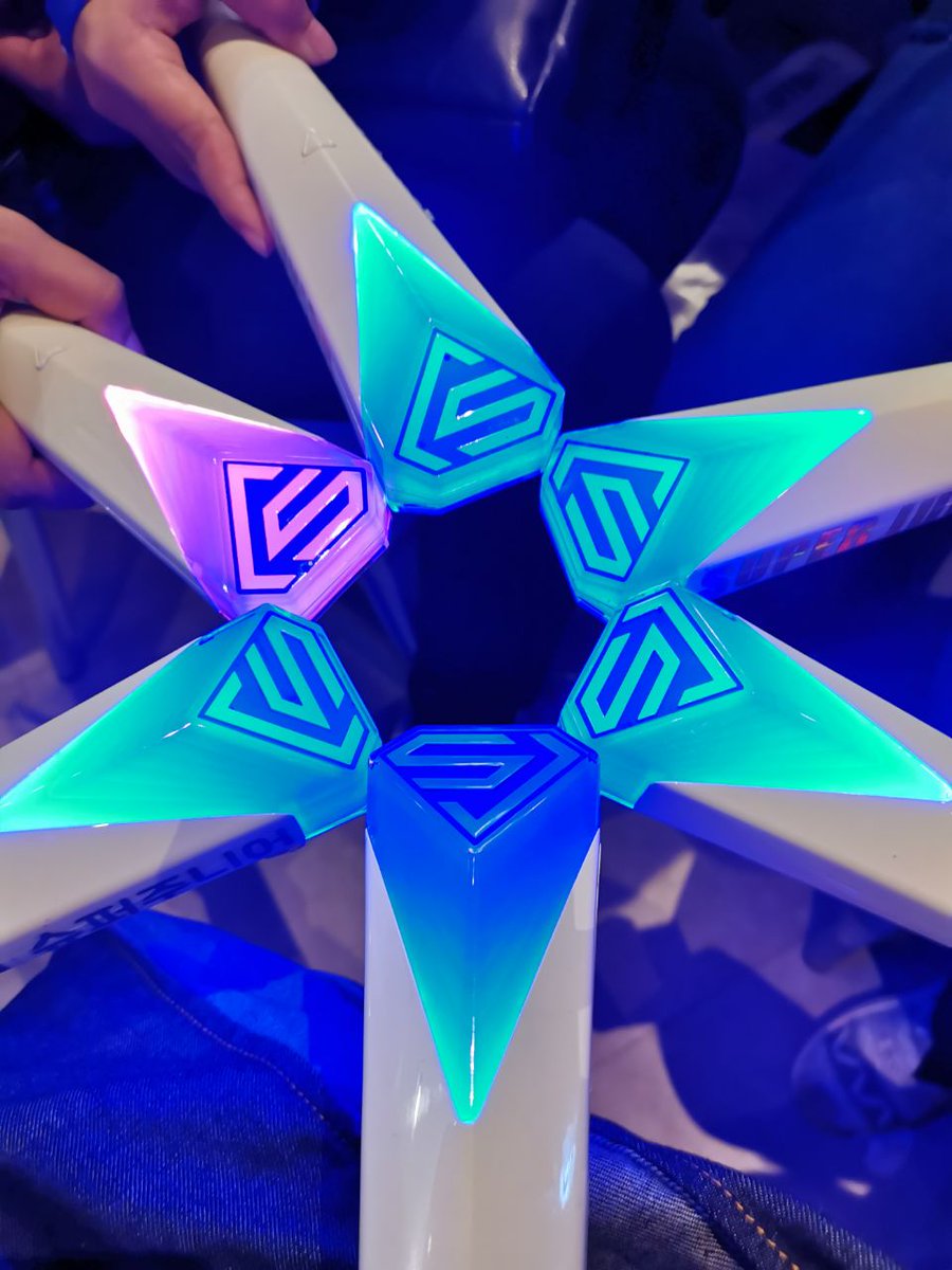 caseykimmanura's tweet photo. Sapphire Blue meets Pink Magic 😂

#TeukChulBirthdayEvent
#SiwoninMY #SIWONinKL #SiwonInSunwayPyramid
#SiwoninMalaysia https://t.co/5JIDBm43HV