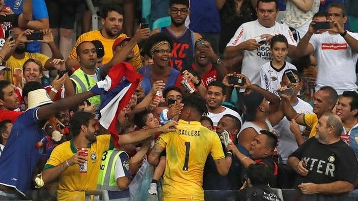 diarioojo's tweet photo. Pedro Gallese abrazó entre lágrimas a su hijo luego de la victoria frente a Uruguay | VÍDEO https://t.co/F0p0DVJ8HY https://t.co/A3Kkx02wsP