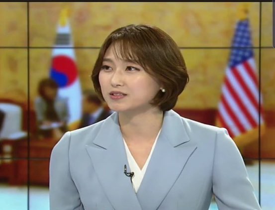 Schalom1004's tweet photo. 무례함의 극치.

방송에 패널로 출연해서 트럼프���게는 대통령이라 호칭하면서 문재인 대통령께는 문재인 부부라고 반복적으로 발언해 놓고 사과 한마디 없는 YTN 한연희 앵커 상 기레기 면상이다 https://t.co/NV1pmDSpSI