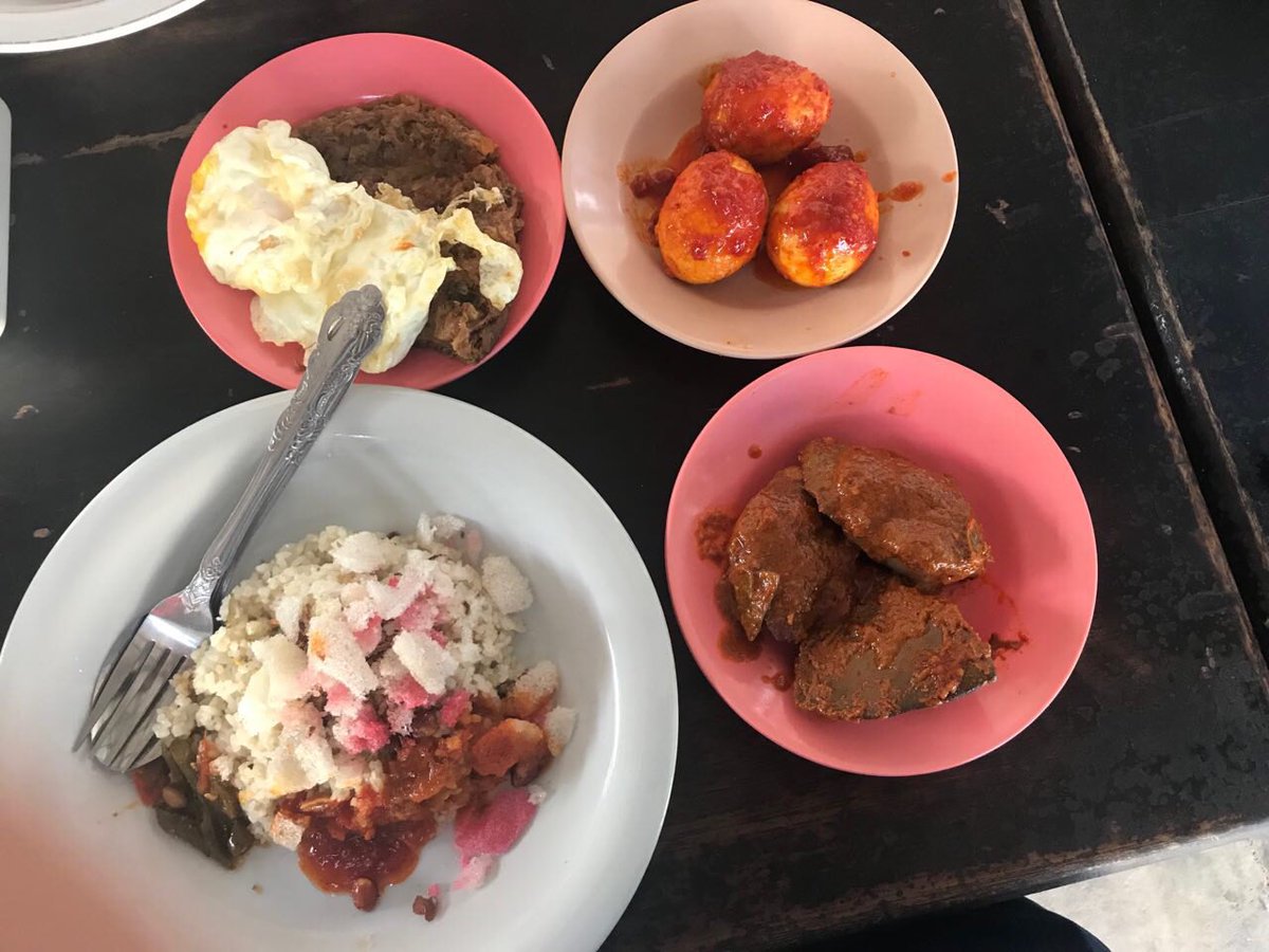 anismatta's tweet photo. Keluar bandara langsung diajak sarapan lagi di SOLONG PREMIUM (SOLPREM BEURAWE).. Kali ini makan Nasi Gurih.. https://t.co/0WRT4NJACA