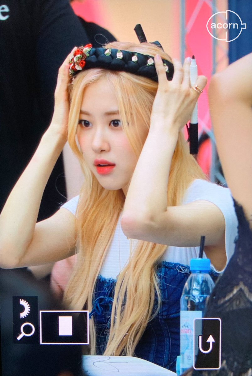 acorn_of_rosie's tweet photo. 190630 타임스퀘어
#BLACKPINK  #ROSÉ

째용 기여어❤😘 https://t.co/LeLzuX81dS