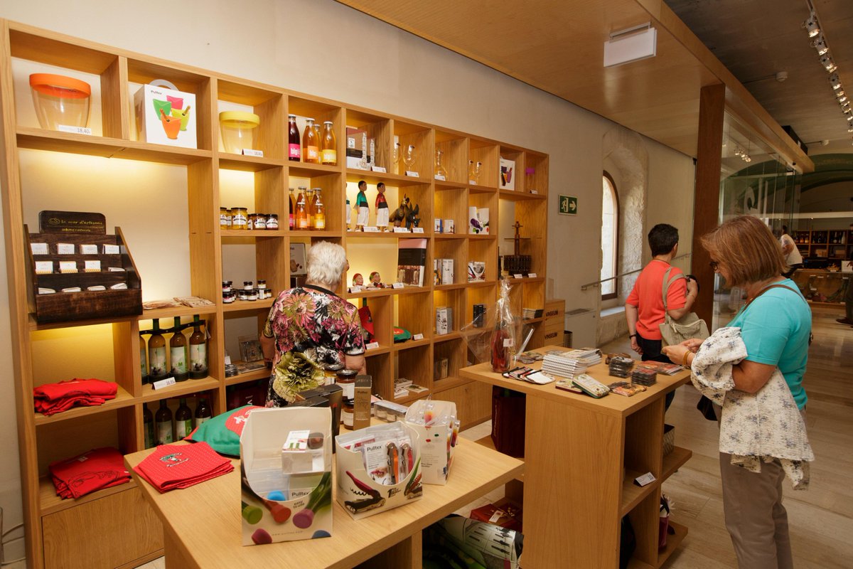 vinseum's tweet photo. Sabíeu que Vinseum disposa d'una botiga on trobareu vins de tots els cellers #Amicsd'Honor del museu, una llibreria especialitzada en vi i productes de proximitat? https://t.co/kiMl1cQ0vg