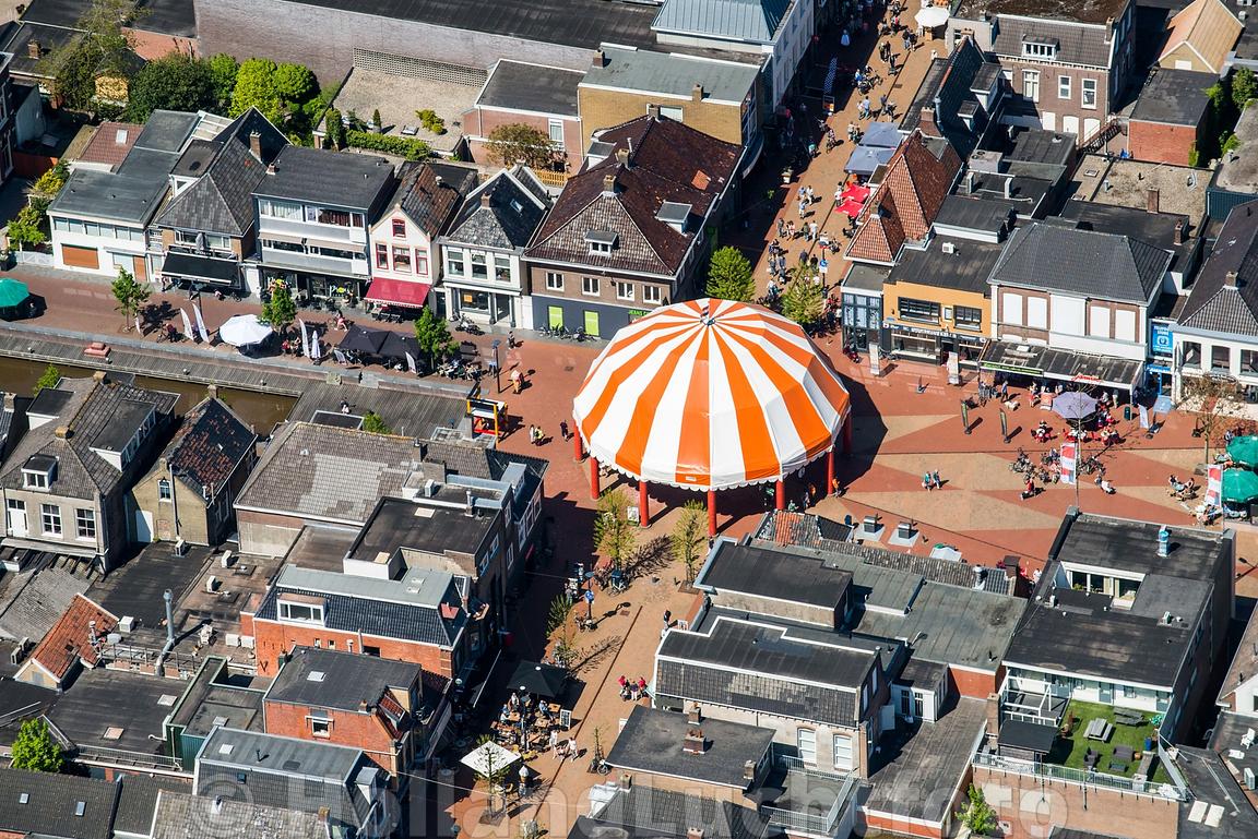 Ook in het centrum van Drachten is het vandaag tijd voor Simmerdeis: alle winkels zijn geopend en er zijn leuke shows te zien. Je kunt er zelfs de hele dag gratis parkeren met de auto!

Mogelijk gemaakt door ondernemersvereniging: Ha &amp; ie.

simmerdeis.nl/simmernieuws/g…