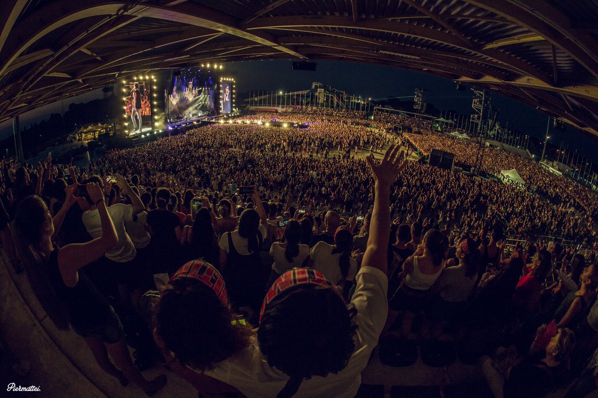 Honiro's tweet photo. Ieri a Lignano Sabbiadoro è stato magico.. ricorderemo x sempre il primo stadio di Ultimo 🏟 Eravate più di 20.000 !! Grazie. Ci vediamo giovedì allo Stadio Olimpico di Roma 📸 ph. by Lorenzo Piermattei https://t.co/9SRh6VcStp