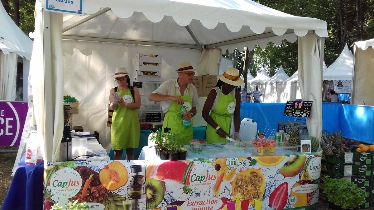 VilledeValence's tweet photo. Ça s'active au parc de l’Epervière pour la fête... Des jus de fruits au tartare de saumon du chef @MichelChabran et de son fils Louis en passant par la piscine géante ou les parasols brumisants,  tout est prêt pour accueillir les Valentinois qui ont envie de fraîcheur ! https://t.co/2UN9mdqquR