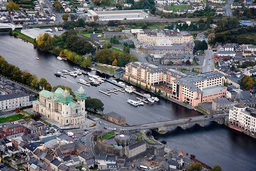  #Otd 1691: Fall of  #Athlone,  #Westmeath. Severely outnumbered, Jacobite-held province of Connacht side of town fell. The remainder of the Irish garrison retreated to Limerick. Athlone on River Shannon so key (rebels dismantled bridge as they retreated)!  https://en.wikipedia.org/wiki/Siege_of_Athlone