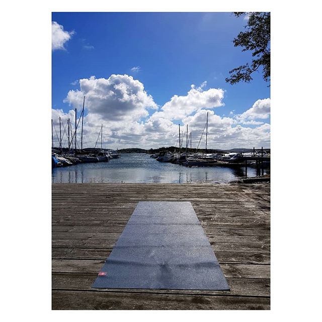 EmelieFriis's tweet photo. Kids sleeping in so hanging out with #yogawithadriene 🧘‍♀️
#sailboatlife #beautifulmorning https://t.co/110SoSNYDJ
