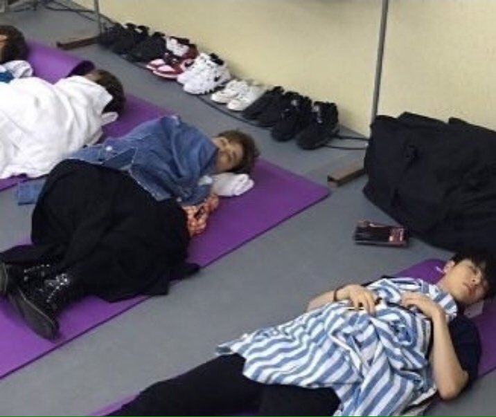 gnanique__'s tweet photo. DONT EVER FORGET HOW YGE TREATED iKON ‼️‼️‼️

#StopLyingYGE https://t.co/Sl2RhOoqfw