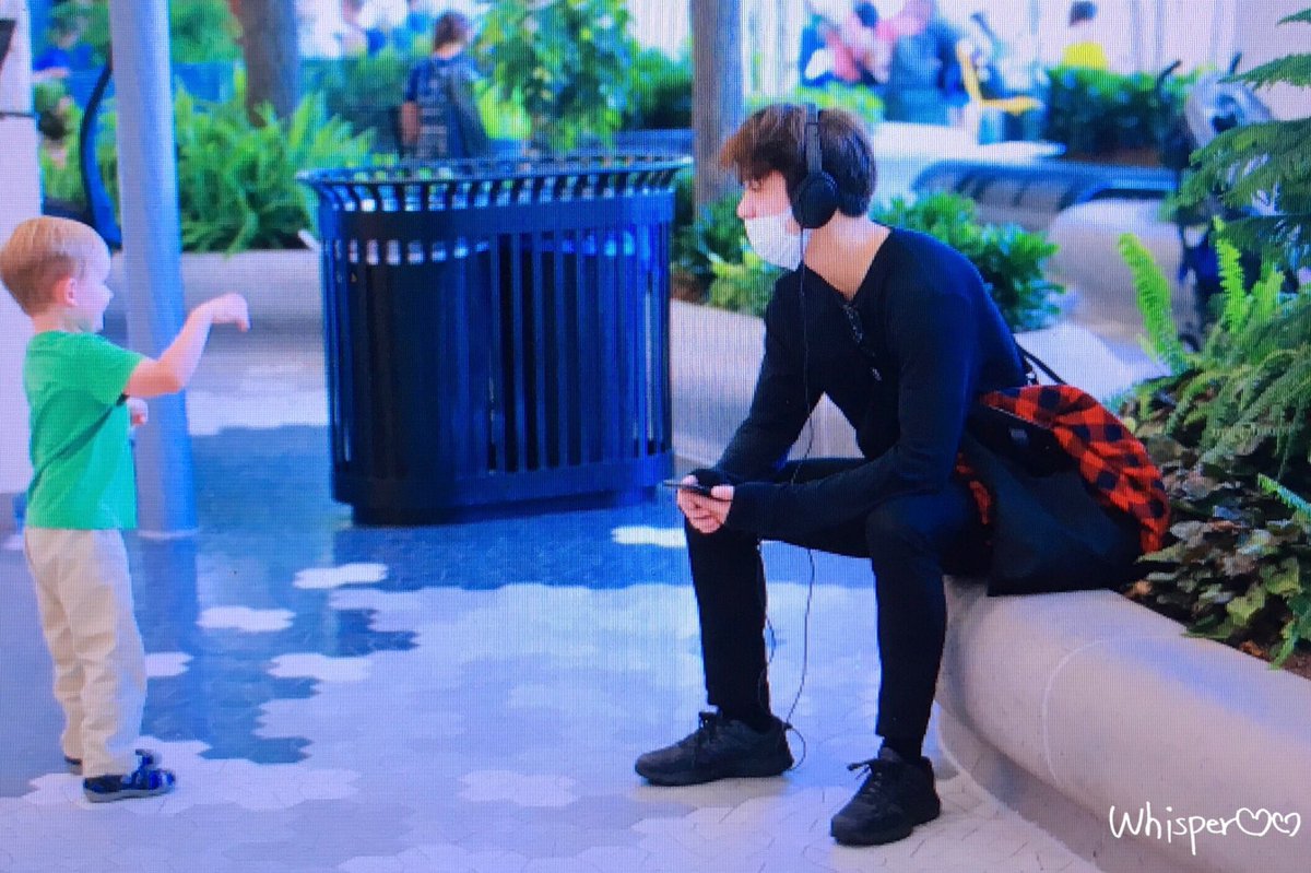 pymmiez0908's tweet photo. เป็นคนที่ดึงดูดเด็กๆจริงๆล่ะ คูมคูพี่จีนยองงง https://t.co/Dm0xHyYmMt