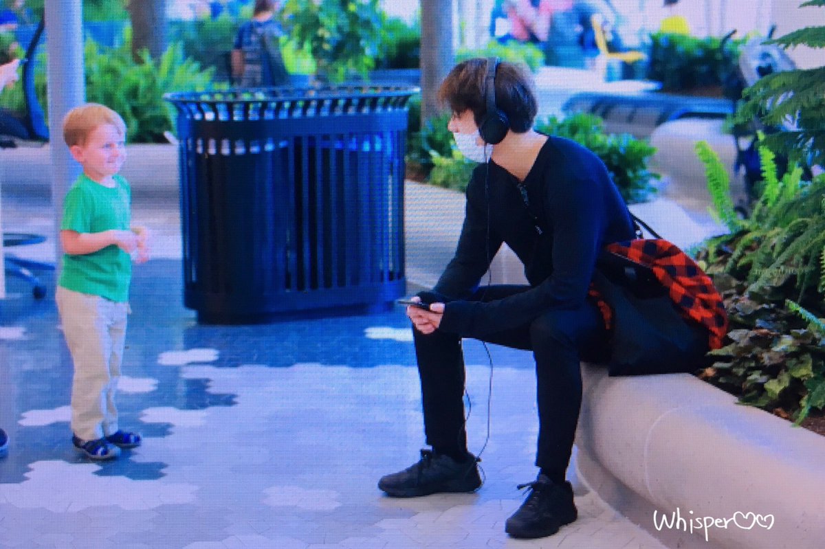 pymmiez0908's tweet photo. เป็นคนที่ดึงดูดเด็กๆจริงๆล่ะ คูมคูพี่จีนยองงง https://t.co/Dm0xHyYmMt