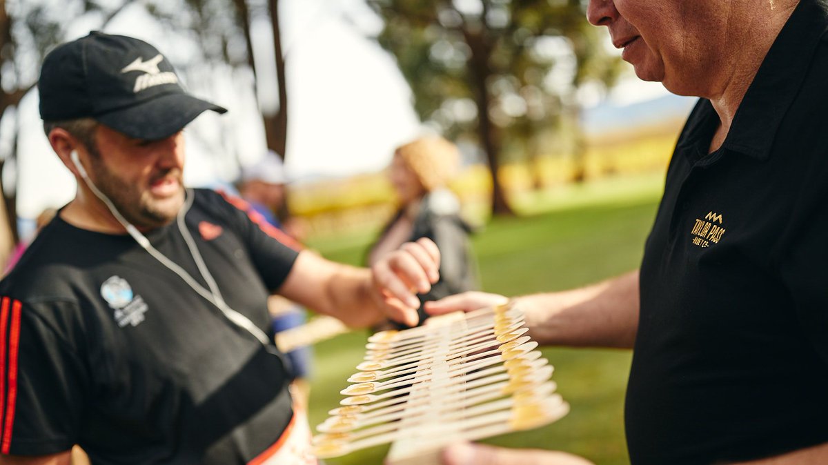 vineyardhalf's tweet image. Course sample of deliciousness no.1: @taylorpasshoney 😍 Providing the perfect energy boost right at the right time 💛🍯 #vineyardhalf #halfmarathon #taylorpasshoney #honey #nzmustdo