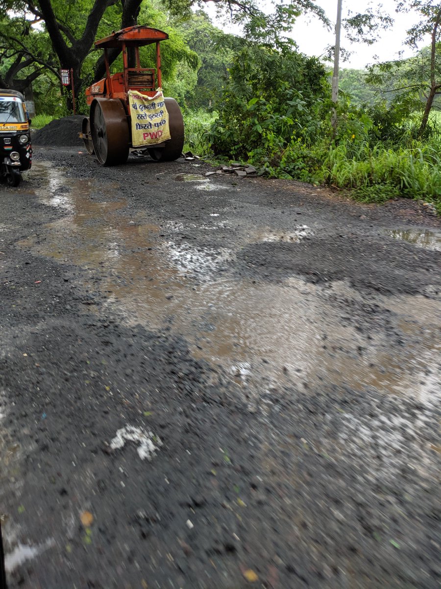 ashutosh147's tweet photo. @nitin_gadkari @PiyushGoyal @PiyushGoyalOffc @Dev_Fadnavis @ShelarAshish @GajananKirtikar @AUThackeray @CMOMaharashtra @nitin_gadkari @PiyushGoyal @PiyushGoyalOffc @Dev_Fadnavis  @ShelarAshish @GajananKirtikar @AUThackeray  @CMOMaharashtra. @mybmc p/s ward says the roads don't fall under them but Aarey authority. But a PWD road roller is seen in the picture. 2/n https://t.co/1Z8Hs0b0KK