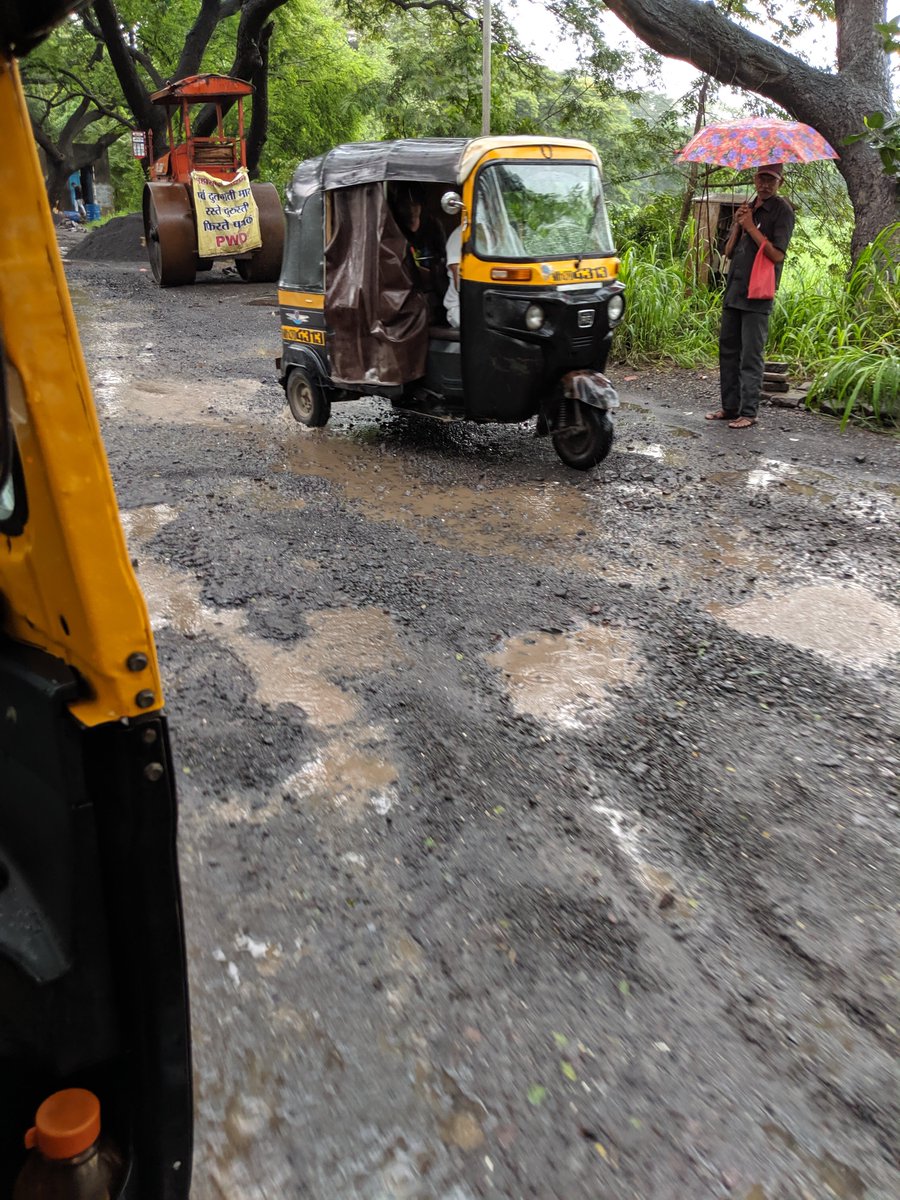ashutosh147's tweet photo. @nitin_gadkari @PiyushGoyal @PiyushGoyalOffc @Dev_Fadnavis @ShelarAshish @GajananKirtikar @AUThackeray @CMOMaharashtra @nitin_gadkari @PiyushGoyal @PiyushGoyalOffc @Dev_Fadnavis  @ShelarAshish @GajananKirtikar @AUThackeray  @CMOMaharashtra. @mybmc p/s ward says the roads don't fall under them but Aarey authority. But a PWD road roller is seen in the picture. 2/n https://t.co/1Z8Hs0b0KK