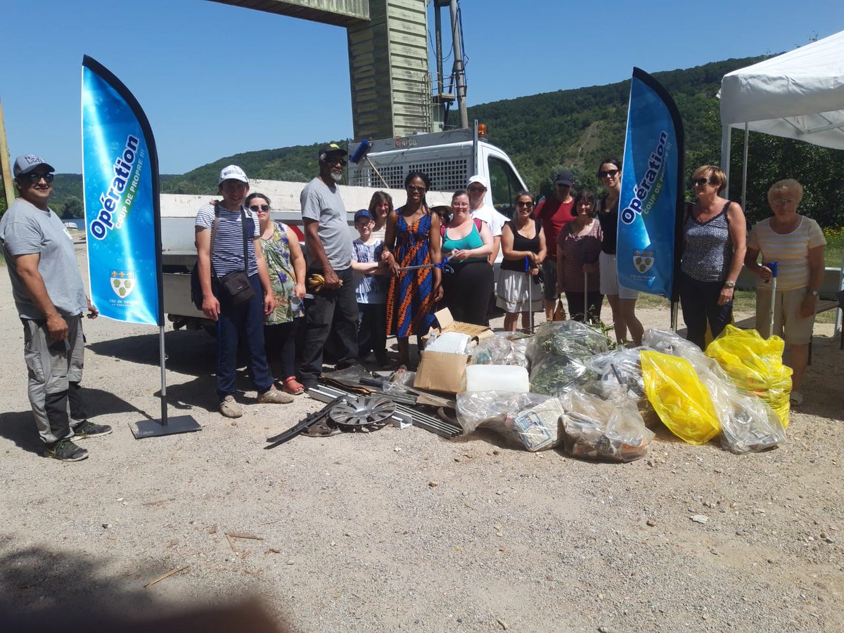 VilledeVernon's tweet photo. 📣 Opération coup de propre ! 📣🧹🗑♻
Merci et bravo aux résidents de l'association Prépare-Toit, accompagnés par @LeocadieZinsou, qui se sont retroussés les manches hier matin pour rendre les rues du quartier du #Moussel plus propres ! 👏🌳🌷
🗓️Prochain rdv en septembre https://t.co/cBeUaj7MO8