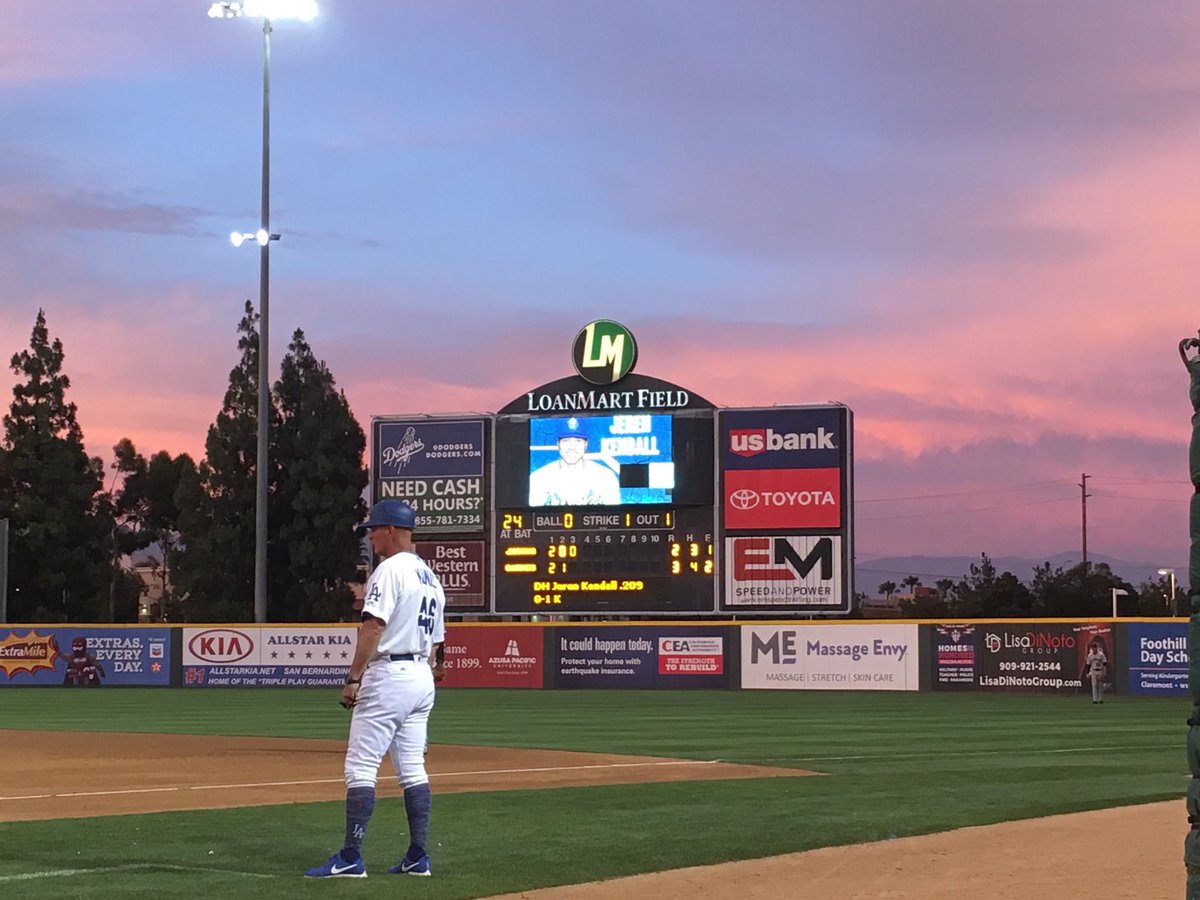 1baseball_gail's tweet photo. So many baseball skies in my feed tonight. Here is no different. #LoanMartField #RCQuakes #JetHawks https://t.co/MpXgEZdamG