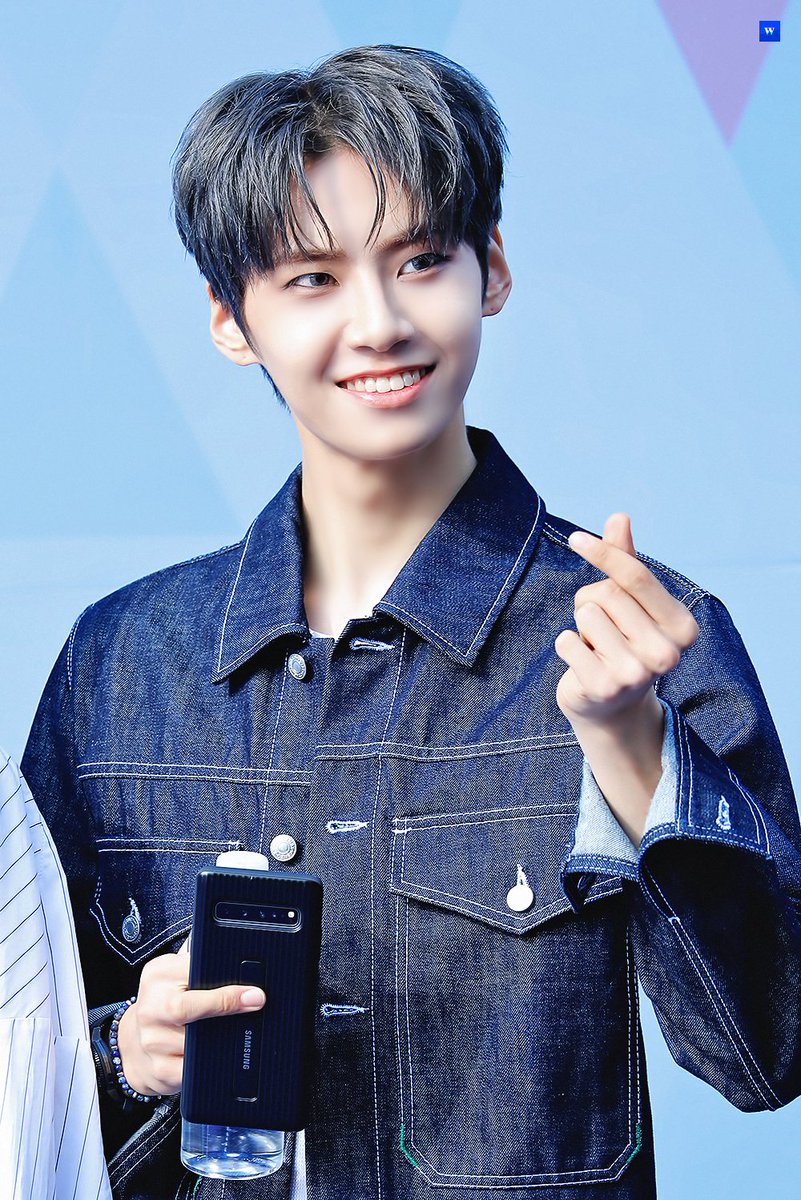 68waist's tweet photo. 190630 프로듀스X101 컨셉평가 블루카펫

어느 각도에서 봐도 잘생겼어💙💙💙

https://t.co/csxJJuwVGW
https://t.co/mdvS3X9099
https://t.co/KzNMN94Q90
https://t.co/mj4PCJmycs
#이진혁 #진혁 https://t.co/m8KAm5uk6g