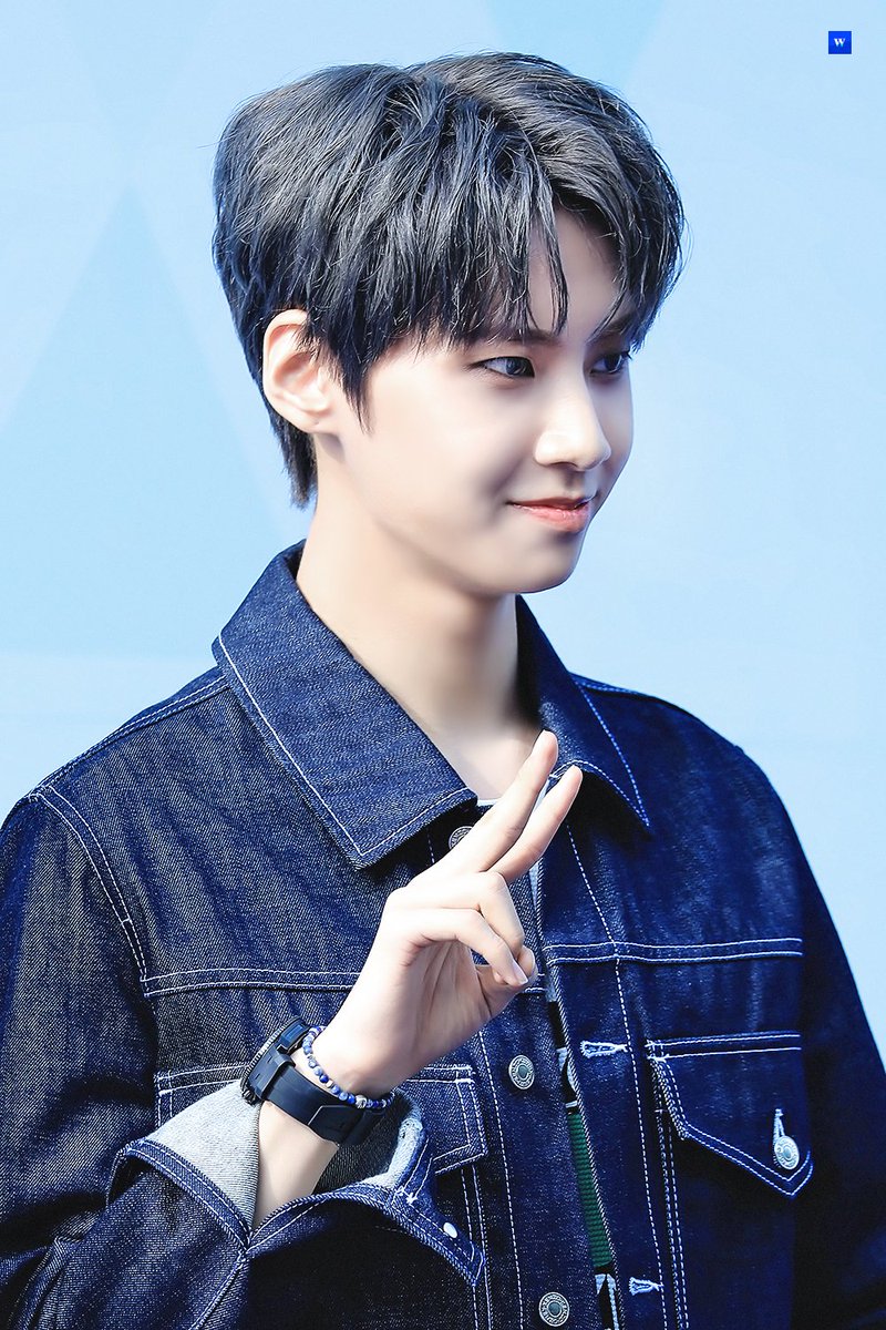 68waist's tweet photo. 190630 프로듀스X101 컨셉평가 블루카펫

어느 각도에서 봐도 잘생겼어💙💙💙

https://t.co/csxJJuwVGW
https://t.co/mdvS3X9099
https://t.co/KzNMN94Q90
https://t.co/mj4PCJmycs
#이진혁 #진혁 https://t.co/m8KAm5uk6g