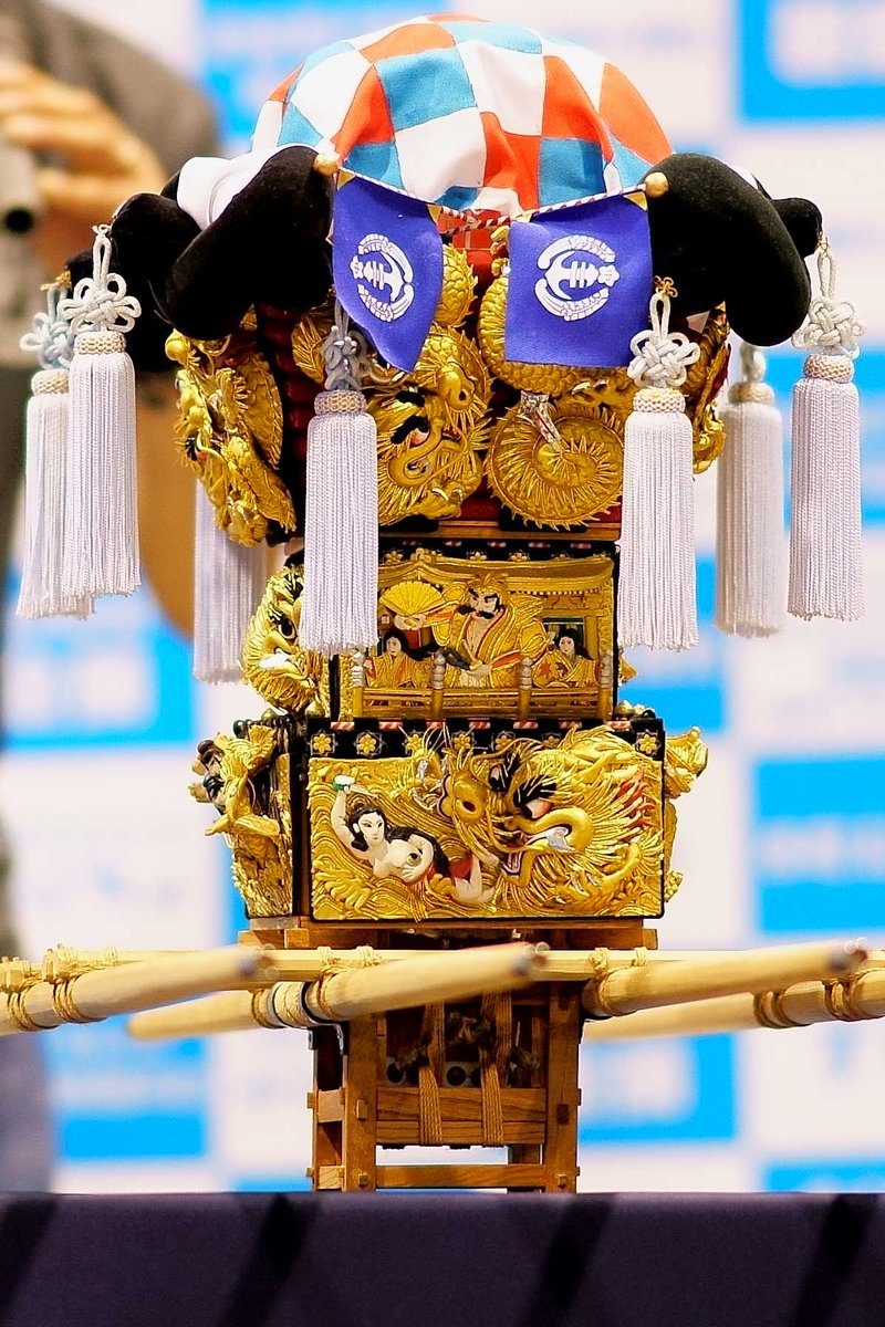 ミニチュア中須賀太鼓台。リアルな作りで迫力と躍動感がある。正面には 