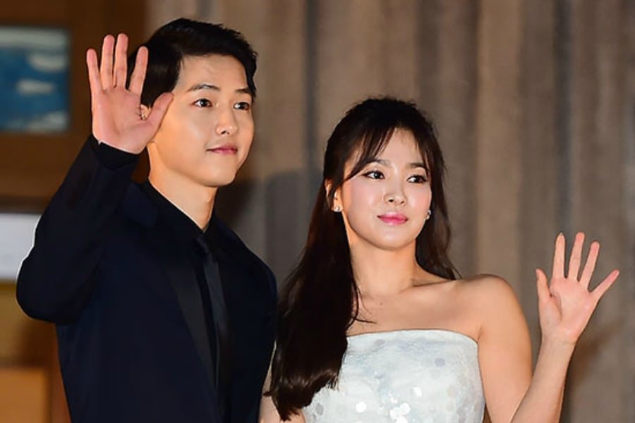 soompi's tweet photo. #SongJoongKi And #SongHyKyo To Reportedly Divide Combined Net Assets Over 100 Billion Won
https://t.co/0REtXFDEvG https://t.co/BUFIn6yIIP