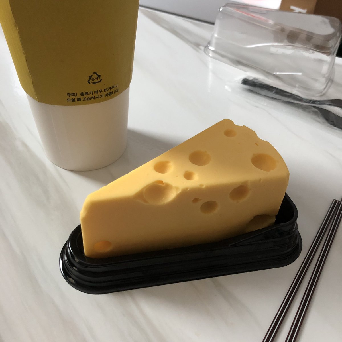 uyuna_'s tweet photo. 집앞 카페에서 파는 톰과제리 치즈케이크 🧀 https://t.co/DrkabhZHe2