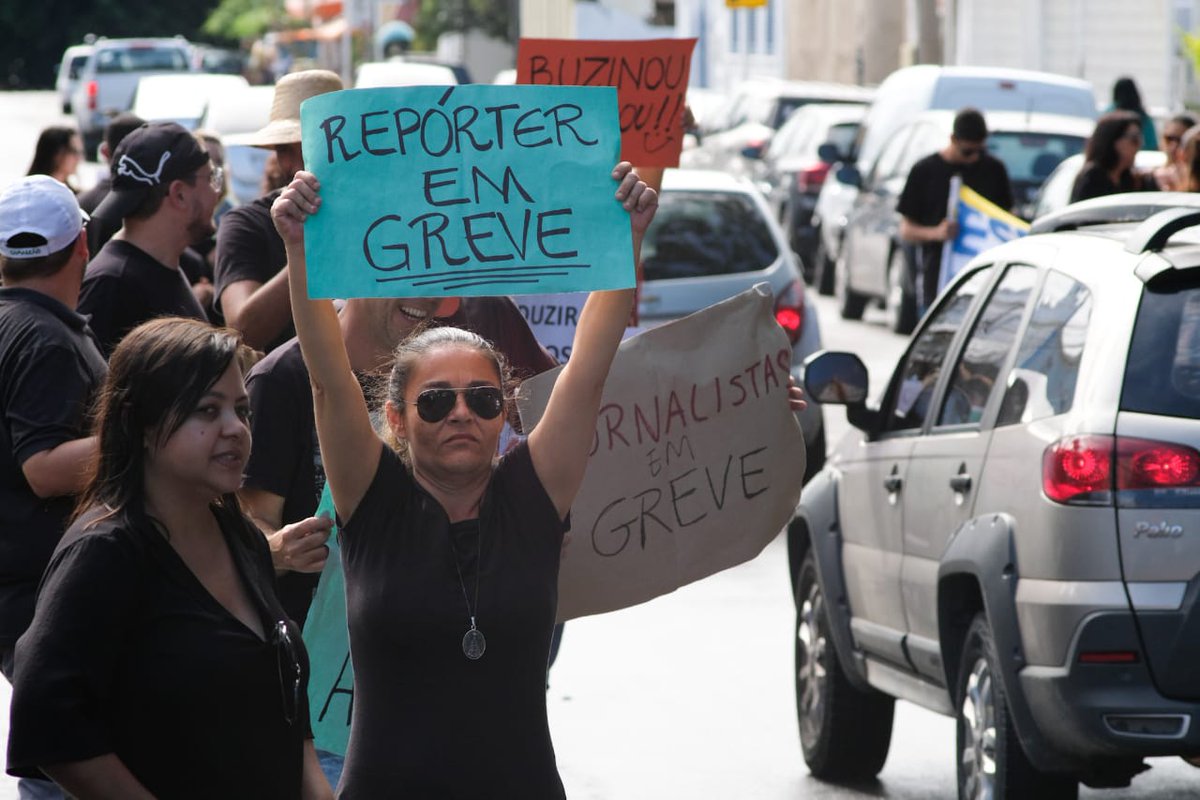 dayanelaet's tweet photo. Jornalistas da Globo, SBT e Record em #AL entram no 6° dia de #greve. Repórteres, âncoras, cinegrafistas, editores e produtores dizem NÃO ao corte de 40% nos salários.

Ontem, um dos canais veiculou uma notícia de 28/3. Não tem quem produza novas matérias. 
Já são #6DiasSemElas https://t.co/TkbQfMnWtC