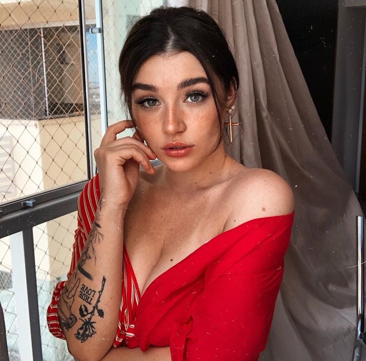 OOO2.
Pasaban, la miraban, la miraban sin ver na’