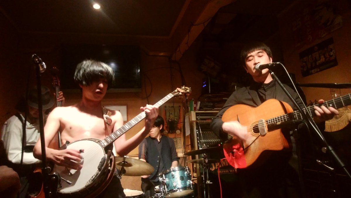 cocoon___m's tweet photo. 昨夜はDOSAMAとクーモリ@高円寺MOON STONP
好きどうしの対バンは楽しくて、終わりがこなければいいのにって思う
(シャカさん何か神々しい…)
#DOSAMA
#クーモリ https://t.co/X7ihBlbNO0