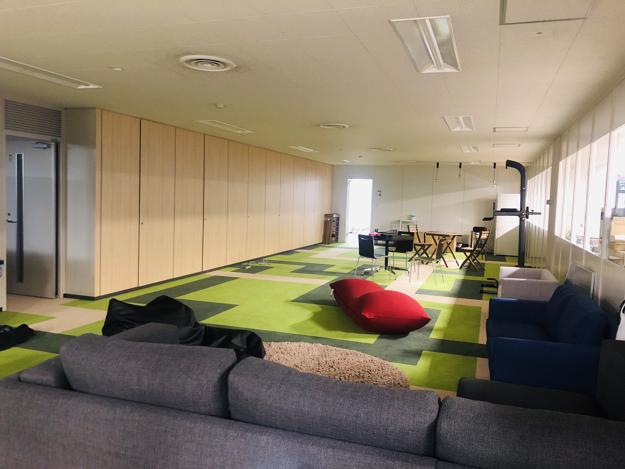 みなみちか 昨日zeloのオフィス引っ越しました Ntt日比谷ビル 広すぎて走り回りたい気持ち 電気つけてへんから暗いけど なんか学校みたいでかわいいい 明日の夜zeloとlegalforceいっしょにパーティーするからみんな来て T Co