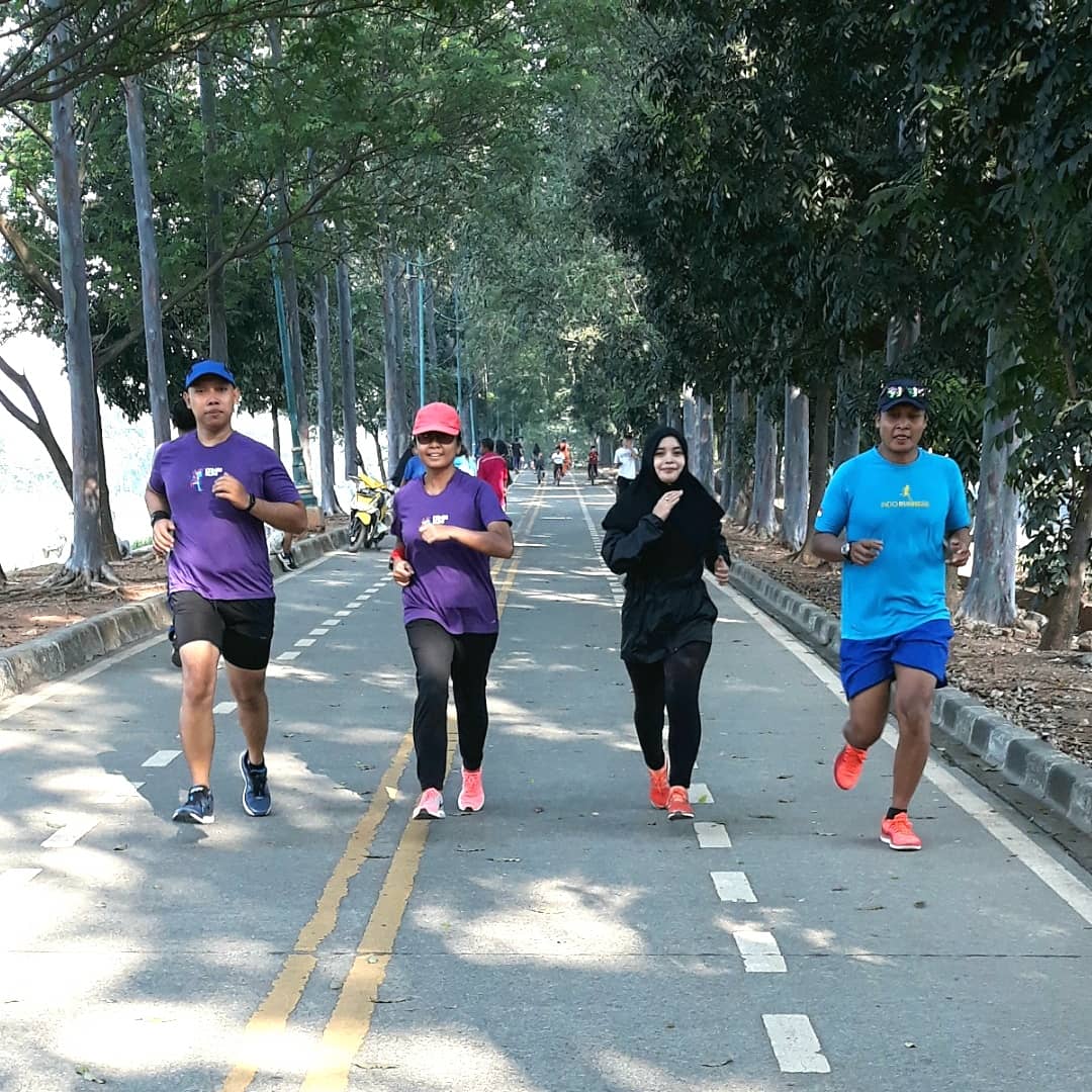 n_nindy4's tweet photo. It's my squad! Lari bukan cm bikin sehat, tp bikin hepi &amp; bikin persahabatan kami makin kompak. Apalagi kalo long run brg sperti hari ini, seru abiss 🤗 @combipharID #CombiRun2019 #KejarSampeDapet #RunFasterFinishStronger https://t.co/e1Zb4mP3ON