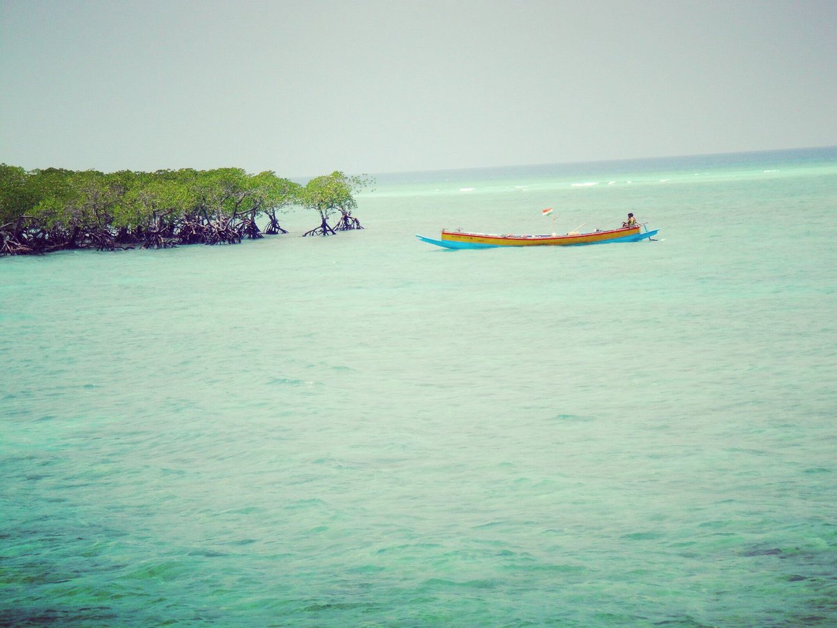 weekend_chapter's tweet photo. What’s your Sunday morning speaks about?
.
.
Mine is revolving in the middle of the Ocean 🌊 .
.
#travelphotography #oceanphotography #sunday #sundayfunday #sundayvibes #sundaymorning #discoverocean #boating #boatlife #jungleland #island #islandsofadventure #islandliving https://t.co/cRR9zMWP9o