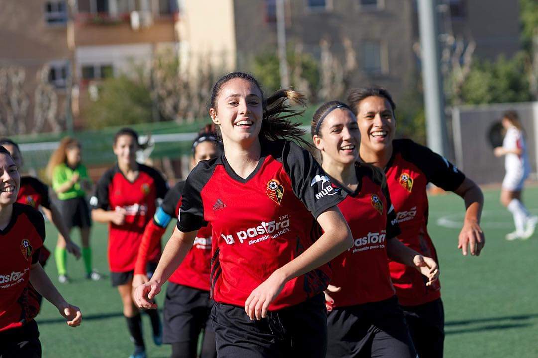 Laura Mazón, de pequeña competía con niños. Hoy tiene el reconocimiento de su pueblo y lidera al <a href="/CiudadDeMurcia/">CAP Ciudad de Murcia</a>.

Su lucha individual es parte de la lucha colectiva de muchas otras niñas, las que han puesto en el mapa al fútbol femenino con sangre sudor y rabia. #PlayLikeAGirl♀️