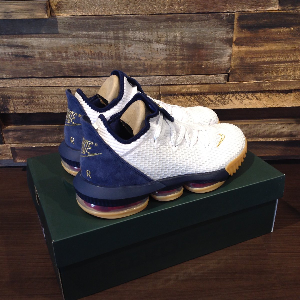 stepbystep022's tweet image. LEBRON 16 LOW NEWカラー
7月2日(火)発売です‼️

26.0〜29.0,30.0センチ
¥17,000+税
通販は下記のURLからお進み下さい
okinawa-stepbystep.com/SHOP/172917/13…

メーカー発売日は7月1日ですが、臨時休業のため2日(火)の発売とさせていただきます。
#sbs1984 #stepbyste🏀 #okinawa #basketball #nike #lebron16low