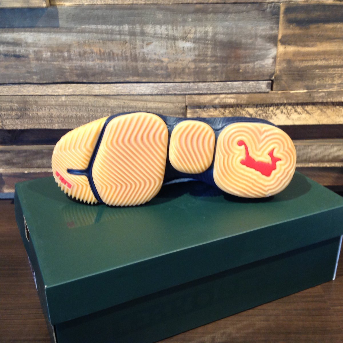 stepbystep022's tweet image. LEBRON 16 LOW NEWカラー
7月2日(火)発売です‼️

26.0〜29.0,30.0センチ
¥17,000+税
通販は下記のURLからお進み下さい
okinawa-stepbystep.com/SHOP/172917/13…

メーカー発売日は7月1日ですが、臨時休業のため2日(火)の発売とさせていただきます。
#sbs1984 #stepbyste🏀 #okinawa #basketball #nike #lebron16low