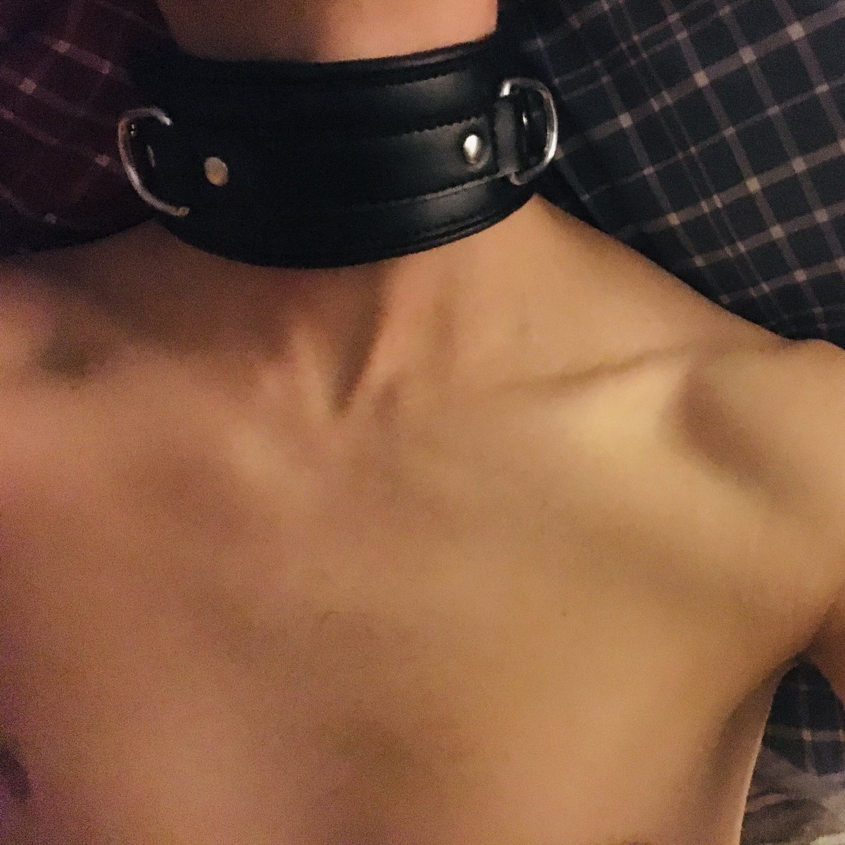 handcuffedguys's tweet photo. #me #chastity #collar https://t.co/XrCKhBsdTE
