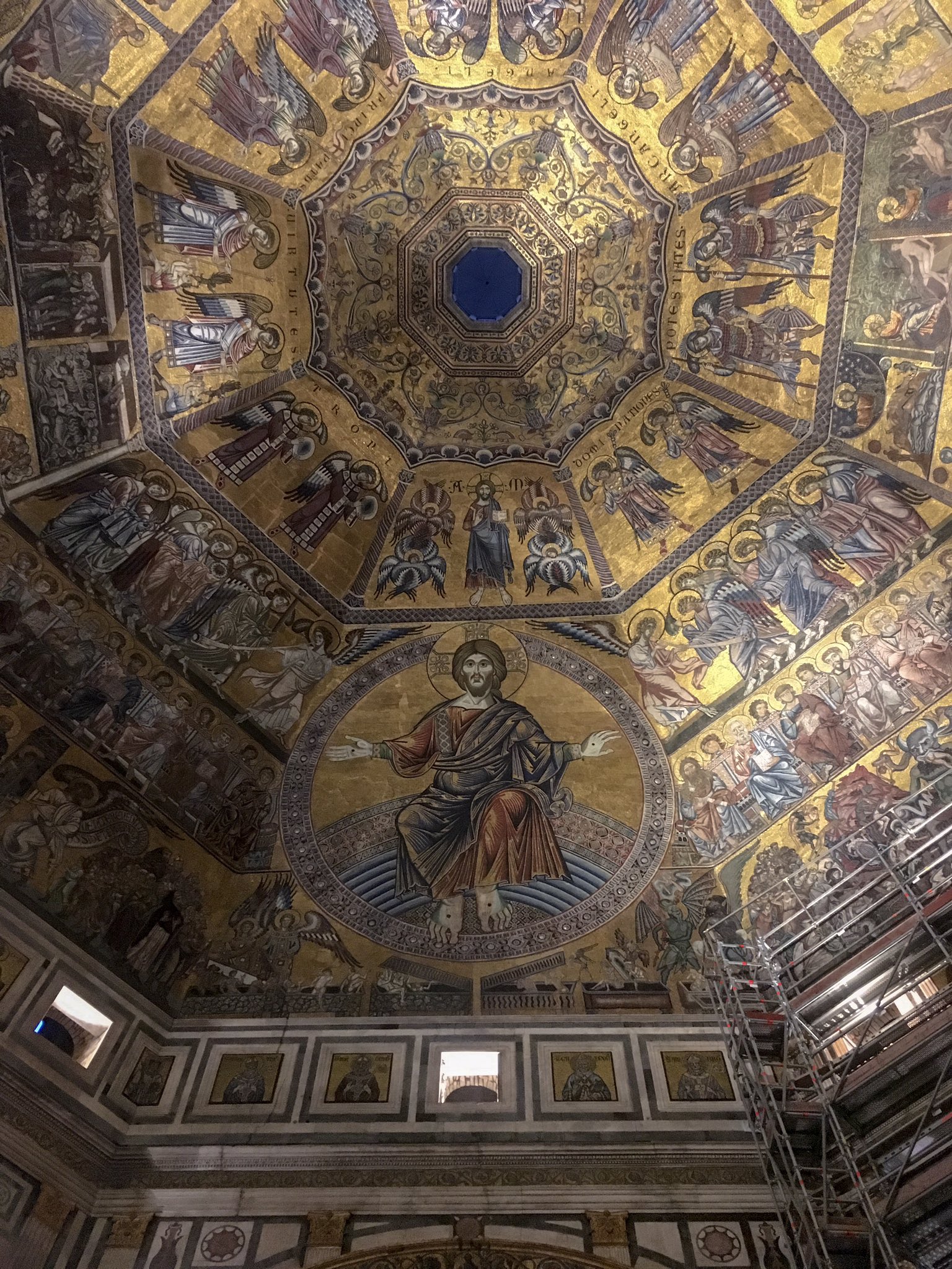 ラブライブ サンシャイン 聖地 サン ジョバンニ洗礼堂 F フィレンツェの守護聖人ジョバンニ 洗礼 者ヨハネ に捧げるため11世紀に建設された 八角柱状の洗礼堂 最後の審判などを描いた天井のモザイク画は圧巻 善子はモザイク画を背景に自撮りし