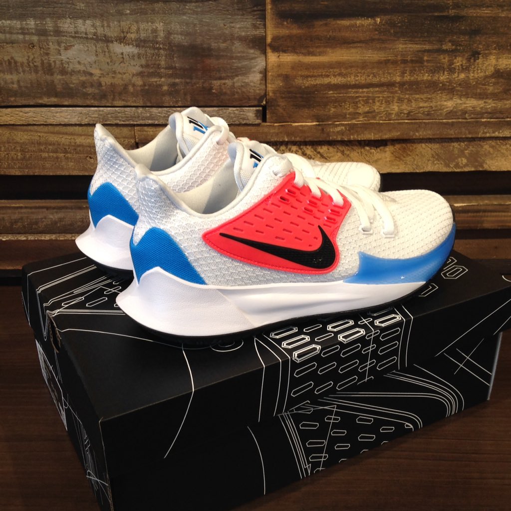 stepbystep022's tweet image. KYRIE LOW 2 EP NEWモデル
7月2日(火)発売です‼️

25.0〜29.0センチ
¥13,000+税

通販は下記のURLからお進み下さい。
okinawa-stepbystep.com/SHOP/172917/13…

メーカー発売日は7月1日ですが、臨時休業のため2日(火)の発売とさせていただきます。

#sbs1984 #stepbyste🏀 #okinawa #basketball #nike #kyrielow2