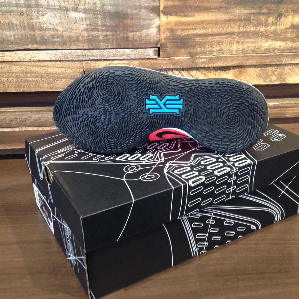 stepbystep022's tweet image. KYRIE LOW 2 EP NEWモデル
7月2日(火)発売です‼️

25.0〜29.0センチ
¥13,000+税

通販は下記のURLからお進み下さい。
okinawa-stepbystep.com/SHOP/172917/13…

メーカー発売日は7月1日ですが、臨時休業のため2日(火)の発売とさせていただきます。

#sbs1984 #stepbyste🏀 #okinawa #basketball #nike #kyrielow2