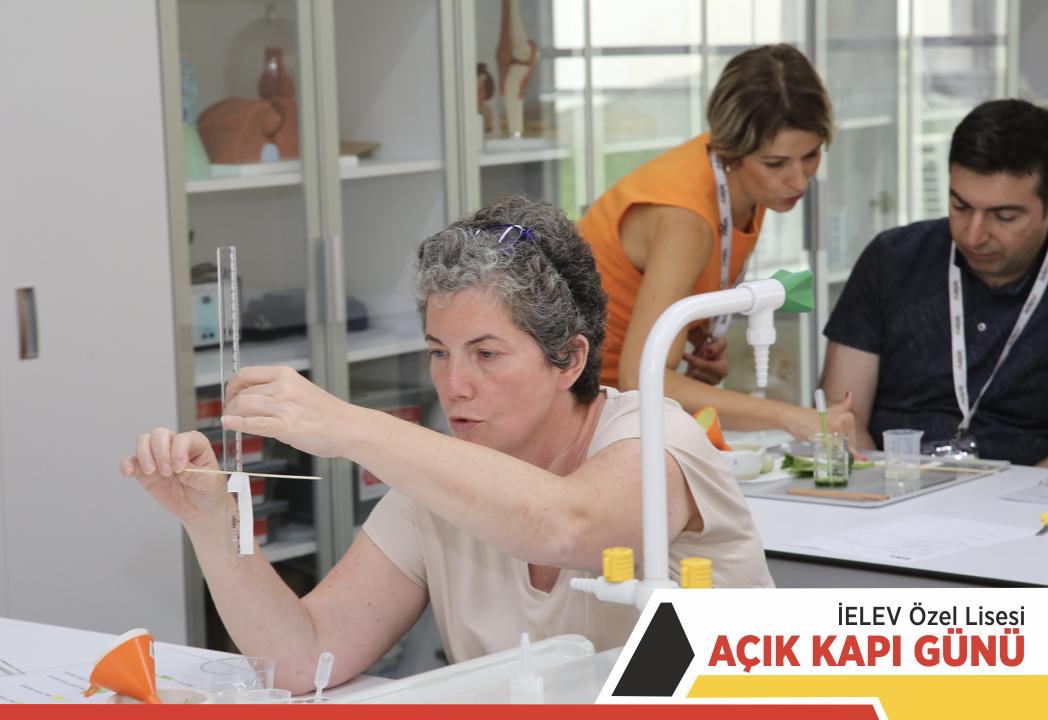 ielev's tweet photo. İELEV Özel Lisesi Açık Kapı Günü'nde “Tadımlık Dersler ve Deneyimler” aday veli ve öğrenciler tarafından yoğun ilgi gördü. Aday velilerimiz özellikle deney yapılan derslerde keyifli vakit geçirdiler. #acikkapi #İELEVÖzelLisesi https://t.co/stAn1gejDl