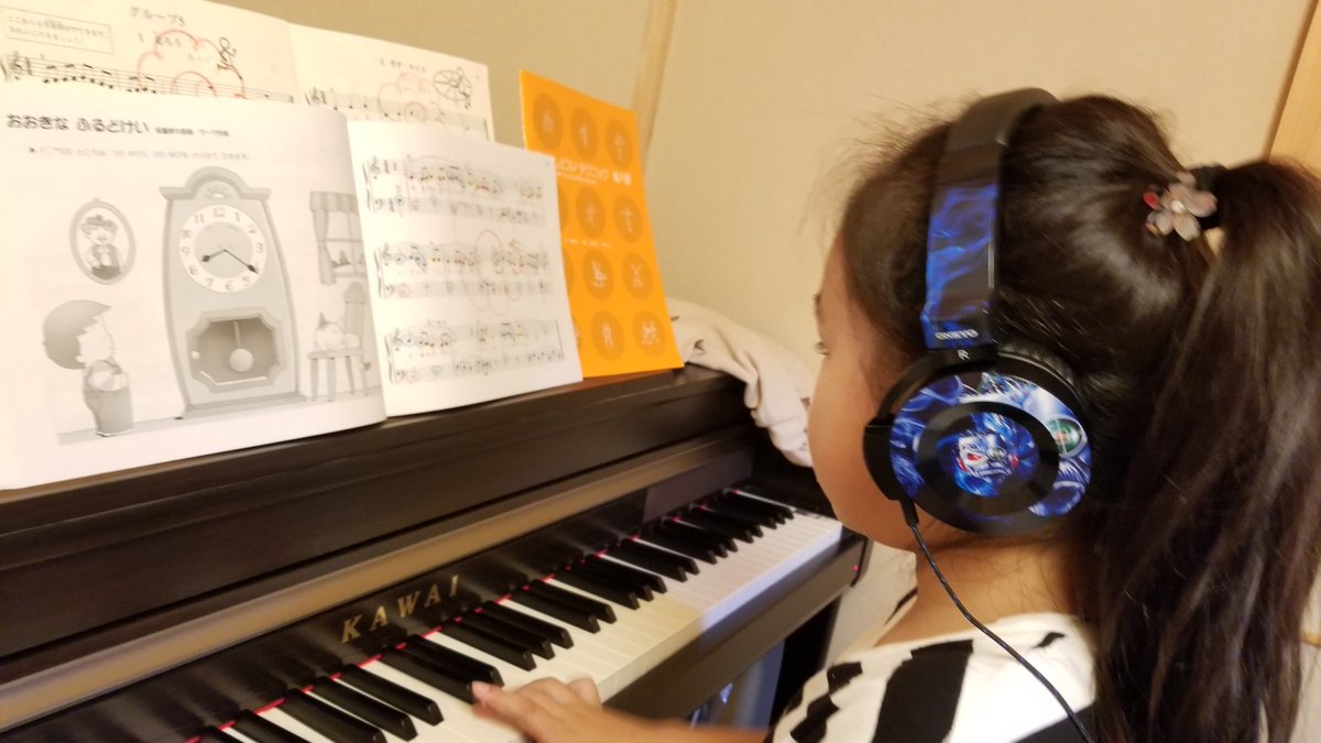 Ryothrasher's tweet photo. Daughter on piano
おおきな古時計は、
ヘッドフォンを壊した代用で、アイアンメイデンを使うっつーこの贅沢ムスメ
#EDPHONES
#IRONMAIDEN
#Bringyourdaughter
#GrandfathersClock https://t.co/5ixYGDvSUR