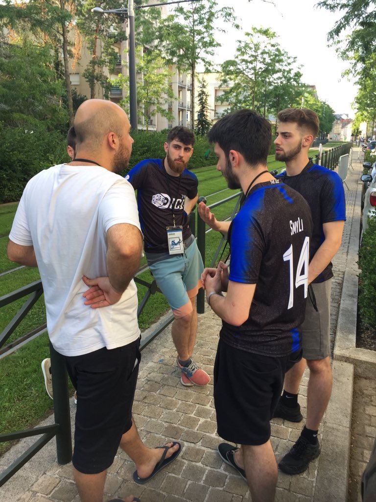 TheDiceFR's tweet photo. On se qualifie pour la finale loser bracket après notre victoire face à #INTERNET 

Notre game commence bientôt, on sera opposé à @teamMYD en BO1 pour accéder à la grande finale 

Vous pourrez nous retrouver en live sur https://t.co/GdAcOw4MQu

#RollTheDice https://t.co/iVoMYyrGu9