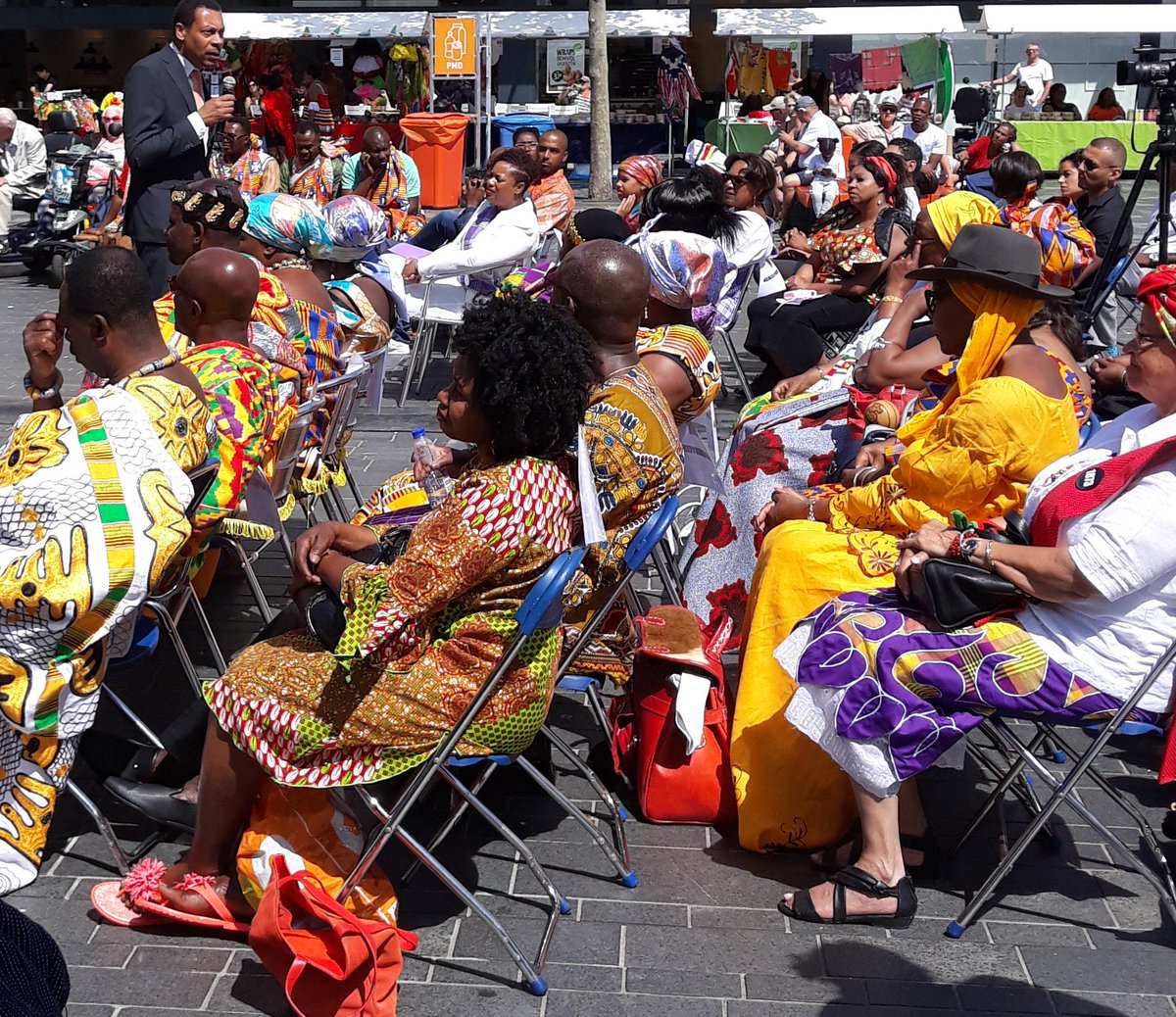 francweerwind's tweet photo. Vandaag voor de tweede keer Keti Koti in Almere. Een herdenking en viering die de afschaffing van de slavernij in 1863 in Suriname en op de Nederlandse Antillen symboliseert. Het is belangrijk hierbij stil te staan, dit gedeelde verleden te begrijpen en om erover te praten. https://t.co/sSqhMFjOeU