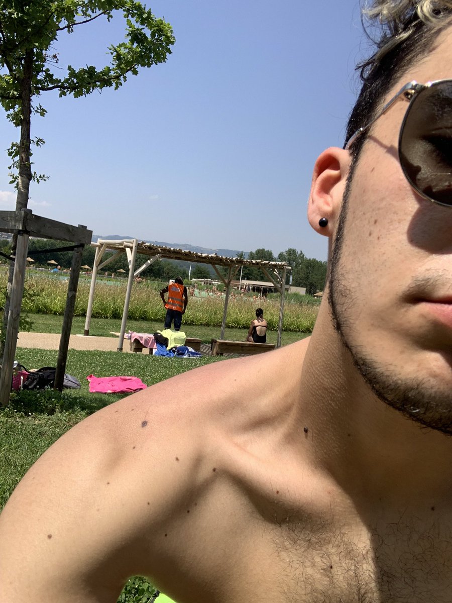 Antoine41567534's tweet photo. Je suis à la piscine, qui veut me rejoindre pour que j’enfonce ça tête dans l’eau jusqu’à étouffement. #moneyslave #gay #cashmaster #femdom #findom #larbin #soumis #fetichiste #feetfetish  #paypig #payday #moneymaster #cashslave #moneymister #maitre #moneymiss https://t.co/xlAL2gh4fC