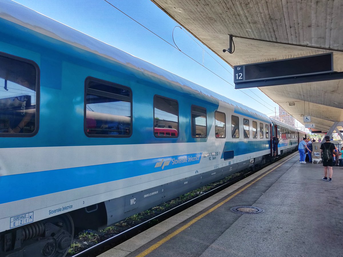 _DiningCar's tweet photo. 🚨 It's lunch-time again 🍽️! Shortly before leaving the #EC151 "Emona", we went to the wonderful @slozeleznice🇸🇮 #diningcar to order a delicious pork Schnitzel with french fries and a Radler 😍! I looooove❤️ the bar section of this restaurant on the move 🥰👍! https://t.co/8016bthoSW