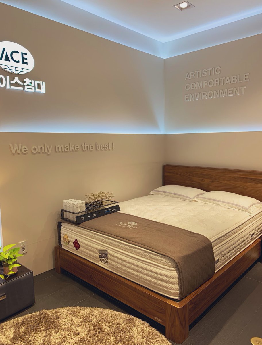 bogom_ine's tweet photo. 🛌💙 

✔️월넛내추럴 컬러가 따뜻함을 더해주는 #VENATO 에
✔️독립형과 연결형의 장점을 하나로 결합한 #hybridZspring 을 더하면 꿀잠 예약🍯

#에이스침대 #에이스침대X박보검 
#ACEBED #침대는에이스다 
#에이스침대롯데백화점건대스타시티점 
#좋은잠이쌓인다 #좋은나를만든다 https://t.co/7XGz3ufMpA