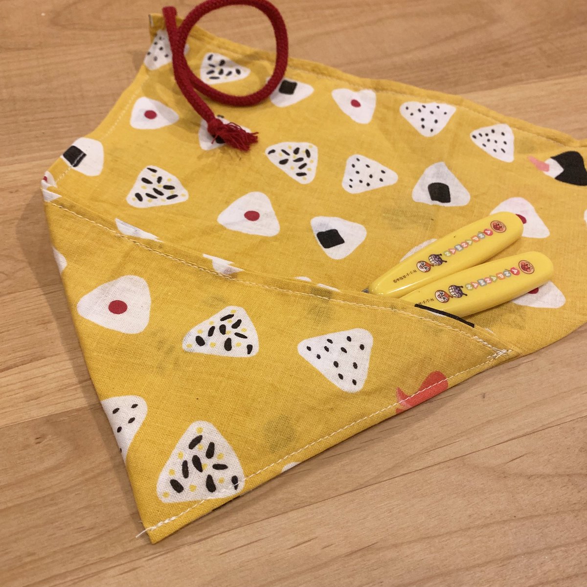 みゆっこ Twitter वर まさにセリアの手ぬぐいがあったので作ったよ 去年 コップ袋を作った残り つまり セリアの手ぬぐい1枚で コップ袋 とカトラリー袋もできる